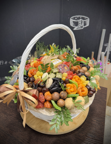 Корзина из орехов и сухофруктов «Базовая»